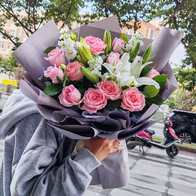 渭南11朵戴安娜粉玫瑰百合，与你一起追逐梦想