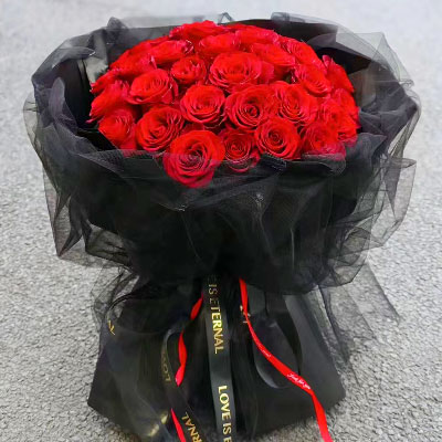 渭南33朵红玫瑰黑色包装，此花表真心